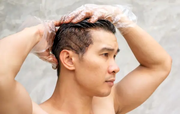 Les hommes teignent les cheveux à la maison