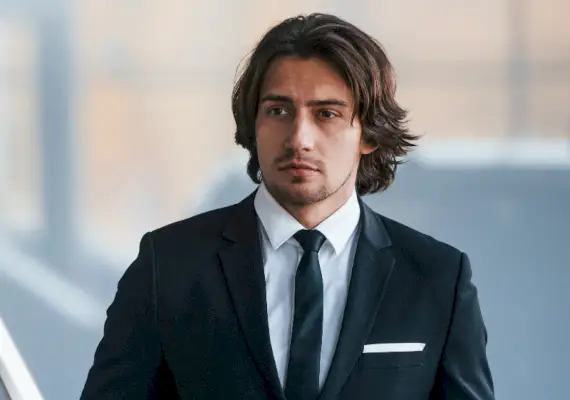 Homme portant un costume