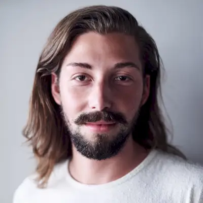 Techniques de mise en évidence des cheveux longs pour homme