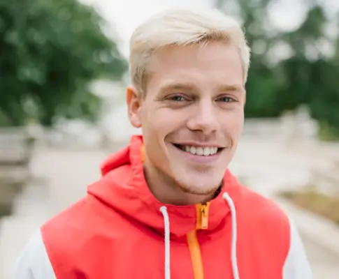 Cheveux Blond Platine Homme Yeux Bleus