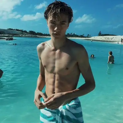 Lucky Blue Smith pride na plažo.