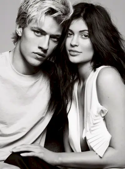 Lucky Blue Smith gesellt sich zu Kylie Jenner für Elle UK + Ditches the Blond Hair