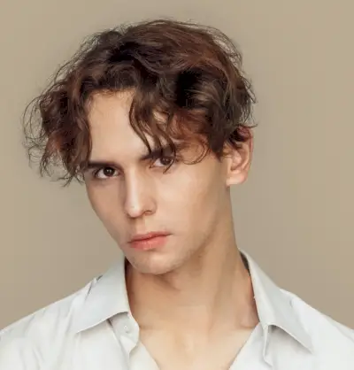 corte de pelo con cortina ondulada para hombres