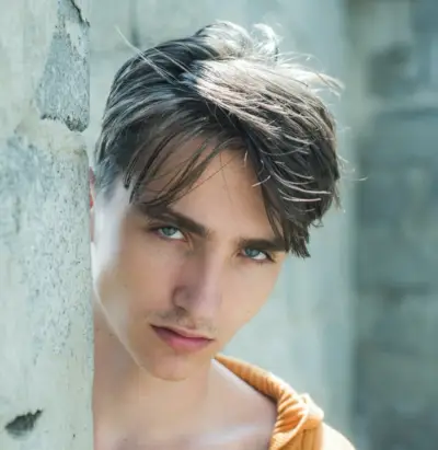 Corte de pelo clásico con cortina para hombres.