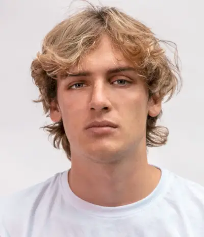 corte de pelo con cortina de plumas para hombres