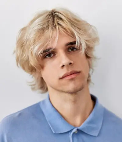 Corte de pelo con cortina peluda para hombres.