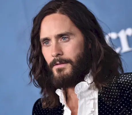 Džareds Leto garie mati, iedvesmojoties no 1970. gadiem