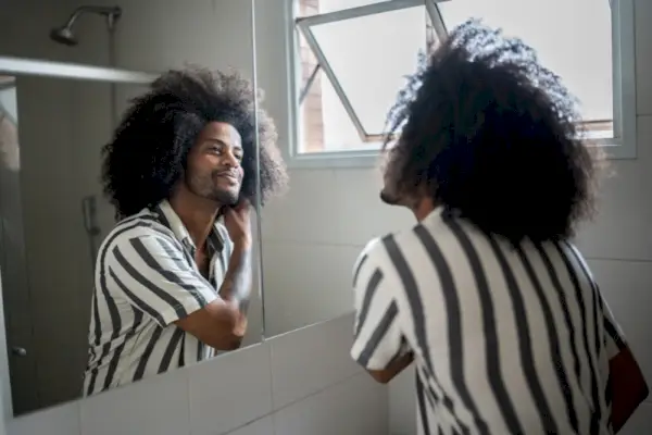 남자 곱슬머리 아프로 스타일링 거울