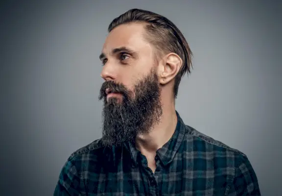 Cheveux lissés en arrière