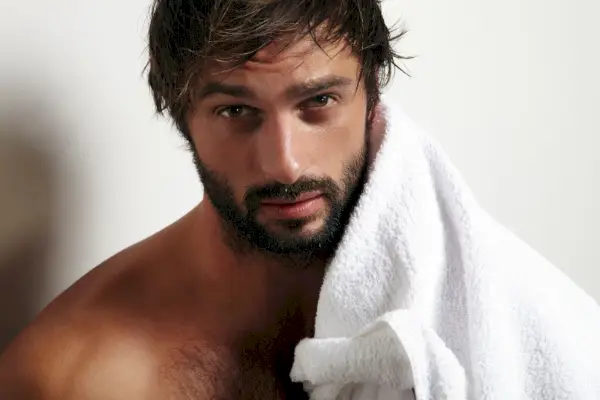 Homme cheveux mouillés après douche