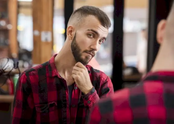 Homme aux cheveux clairsemés, chemise à carreaux Buffalo