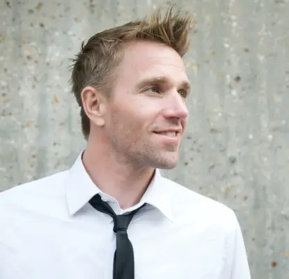 Hommes aux cheveux hérissés