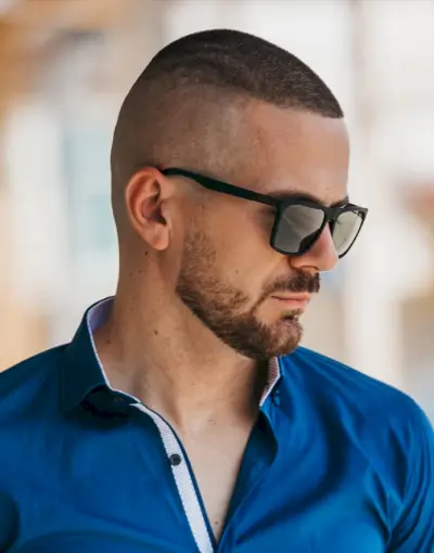 coupe de cheveux haute et serrée coiffure professionnelle hommes