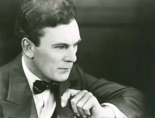 În anii 1920, bărbații cu părul creț aplicau puțin produs și creau ocazional un val sau două degete.