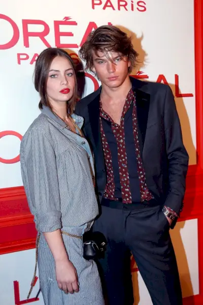 Jordan Barrett poserar med Marie-Ange Casta och går på L