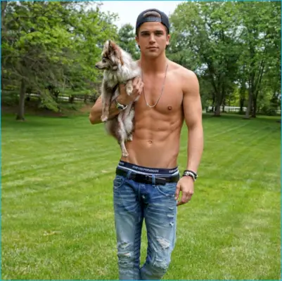 おもちゃのポメラニアンと一緒にポーズをとるリバー・ヴィーペリ。