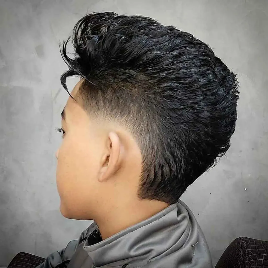 mini pompadour fade cut til en lille dreng' title=