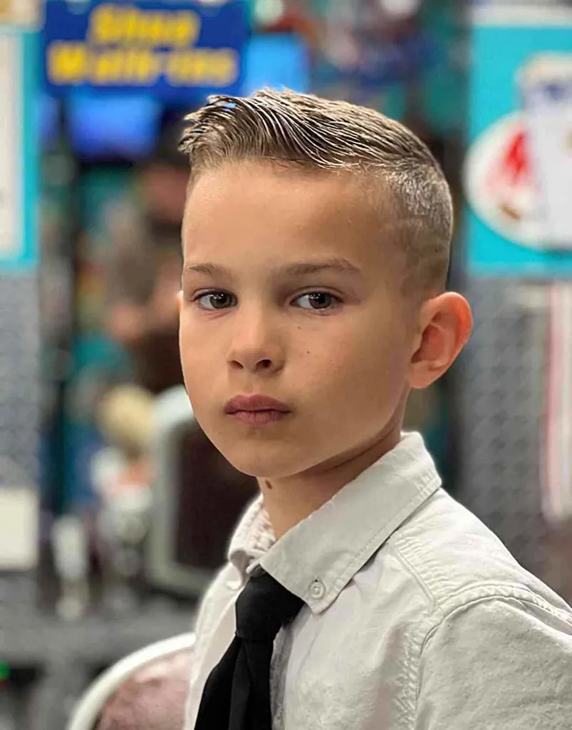 Krój quiff dla małego chłopca' title=