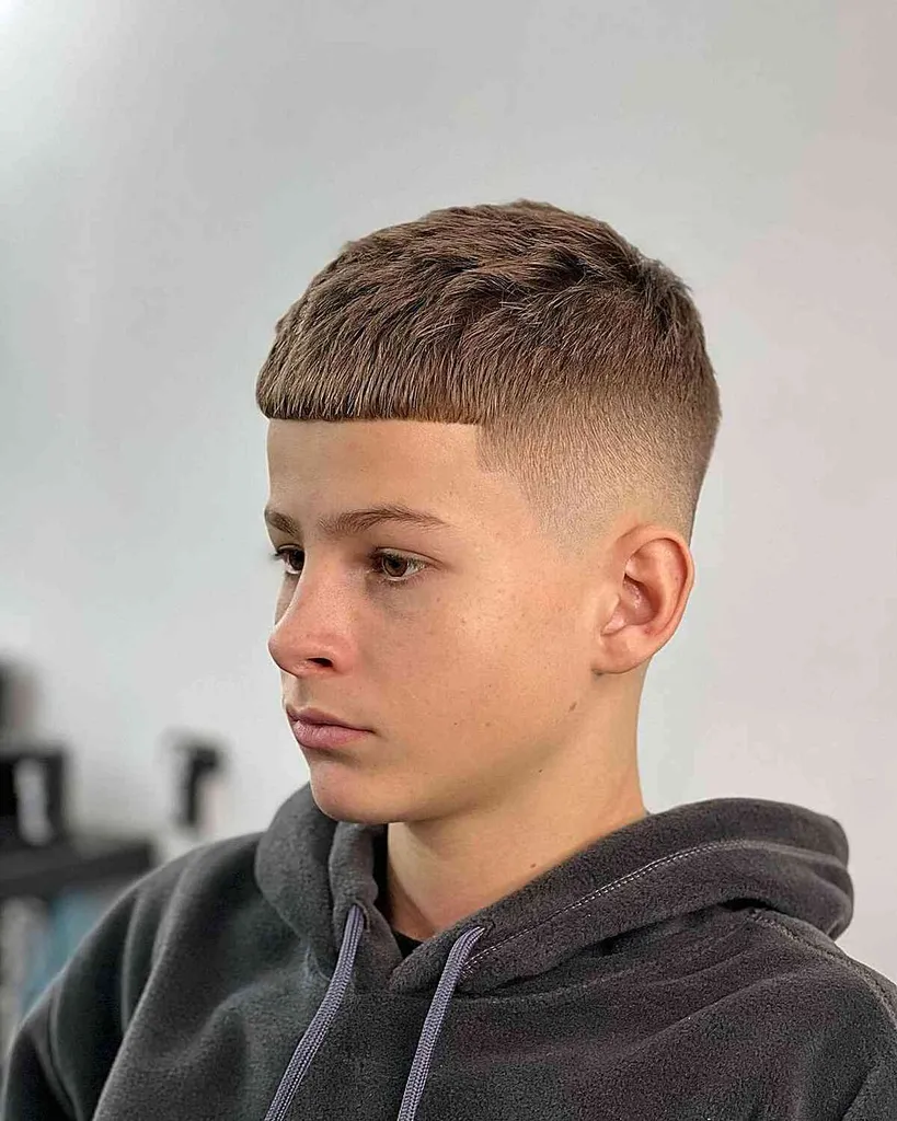 67 labākie matu griezumi pusaudžu zēniem 2026. gadā' title=