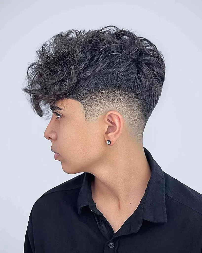 Mid-Fade z długim, kręconym topem ze sztucznej jastrzębi dla nastoletnich chłopców' title=