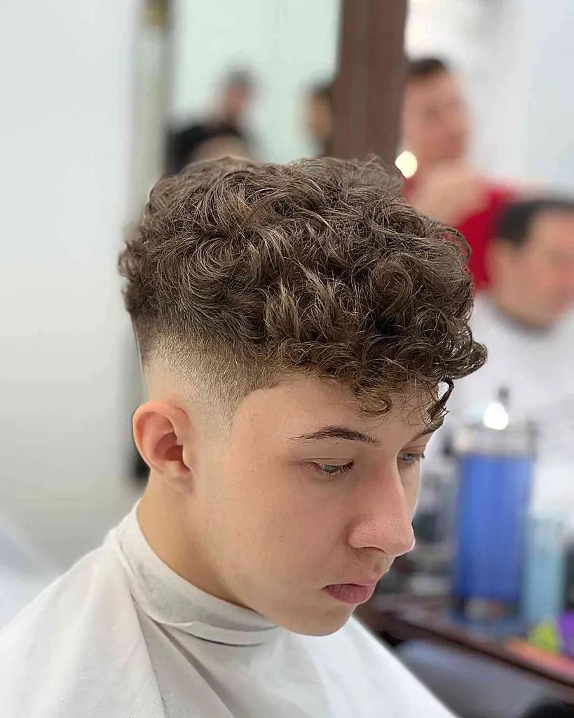 Kręcony top z kręconą grzywką dla nastoletnich chłopców z blaknącą skórą' title=