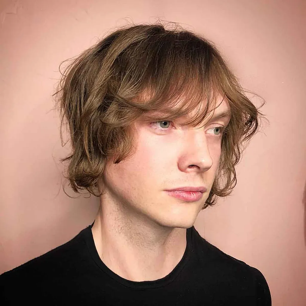 Fryzura Surfer Shag na nastoletnim chłopcu' title=