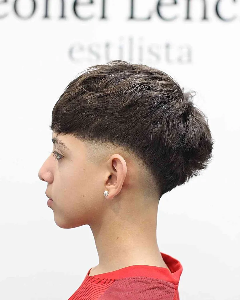 Niski odcień łysiny z grubym topem dla nastoletnich chłopców' title=