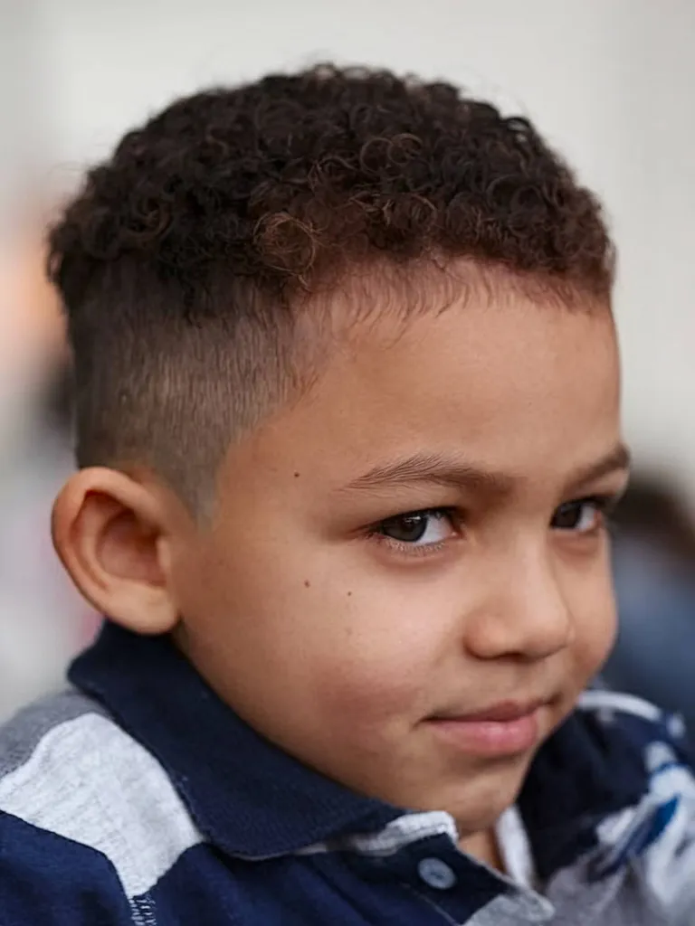 Småbørnsdrengeklip til 4C-hår med kortklippede krøller og fade' title=