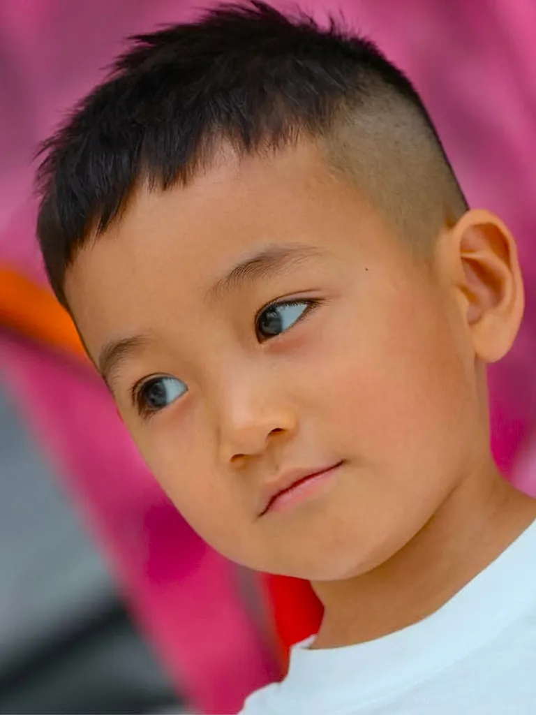 Asiatisk drengeklip med tekstureret top og barberede sider' title=