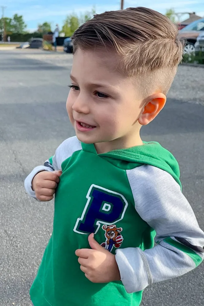 Toddler boy undercut frisure med længere top og barberede sider' title=