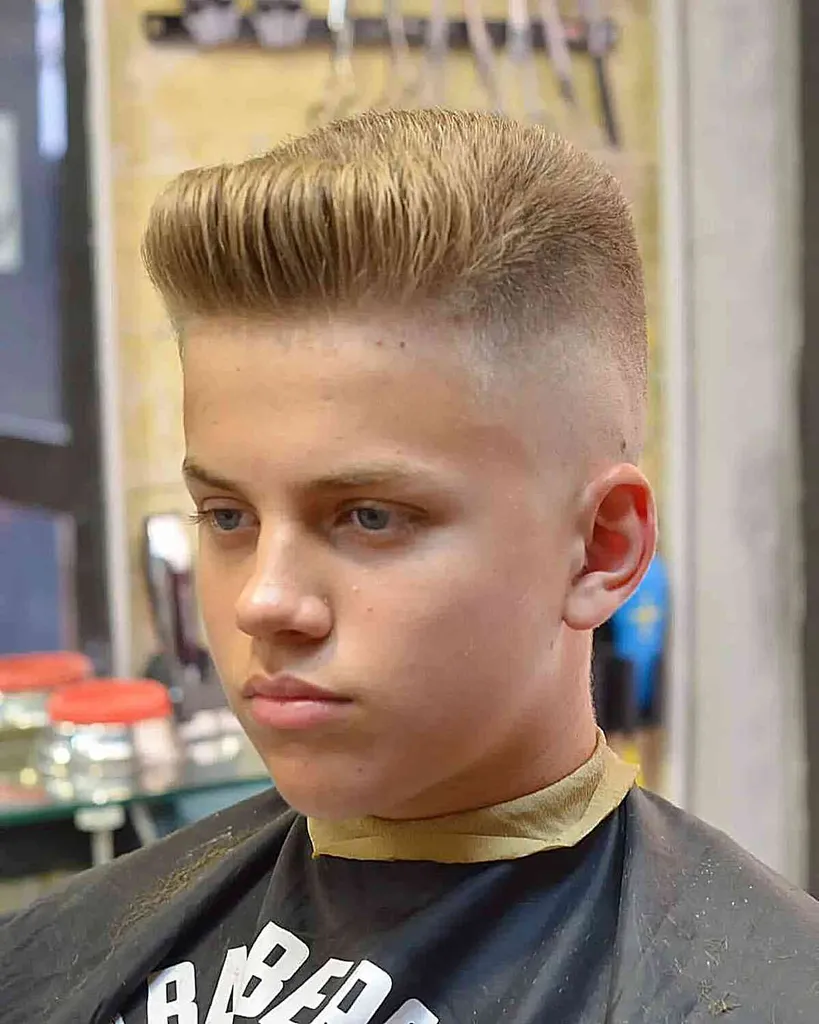Flat Top e Skin Fade per ragazzi con capelli biondi corti' title=