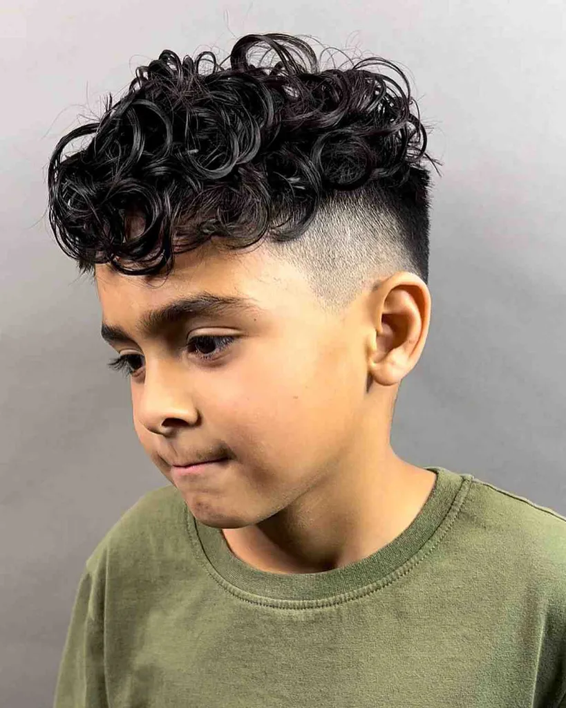 103 coupes de cheveux pour garçons les plus cool pour l’école en 2026' title=