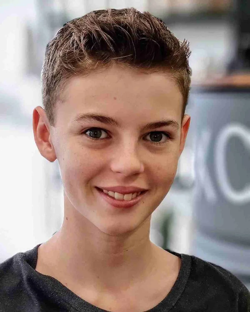 103 coupes de cheveux pour garçons les plus cool pour l’école en 2026' title=