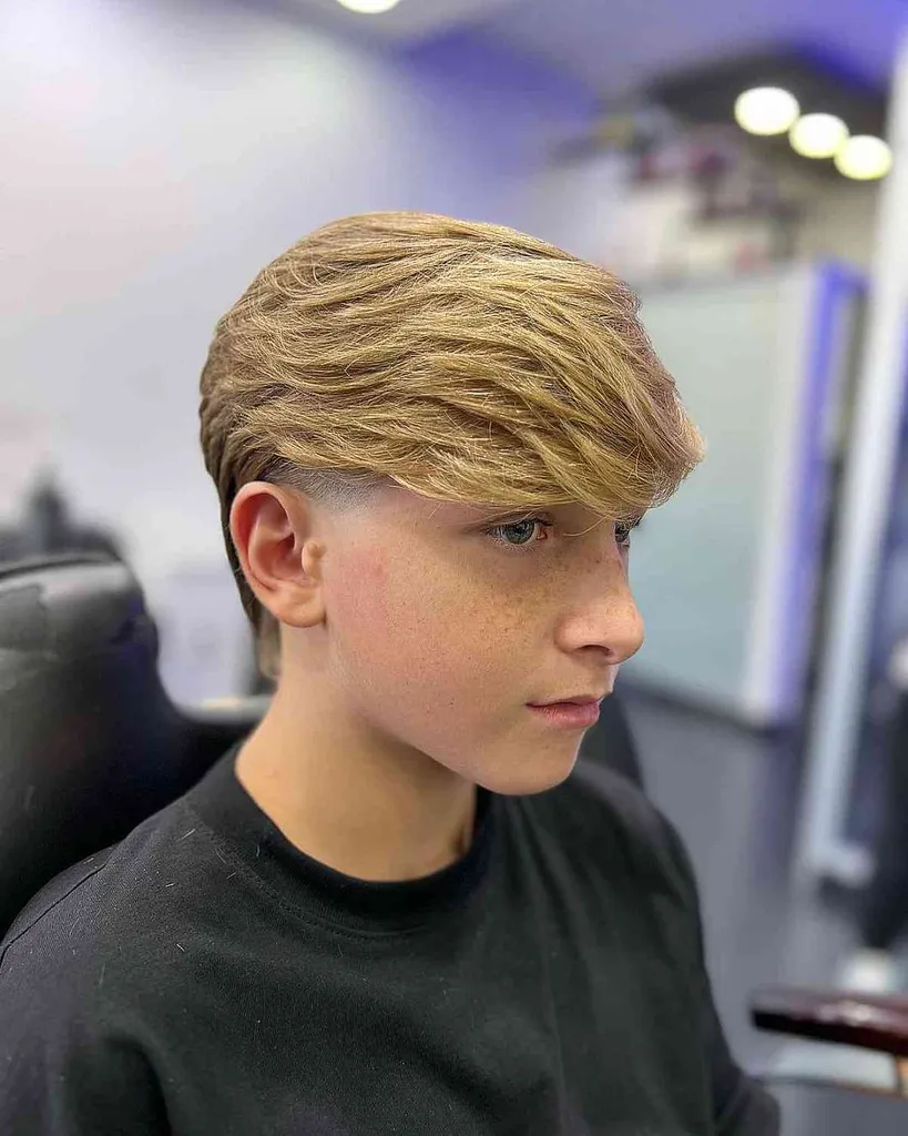 Haut long avec côtés chauves pour petits mecs' title=