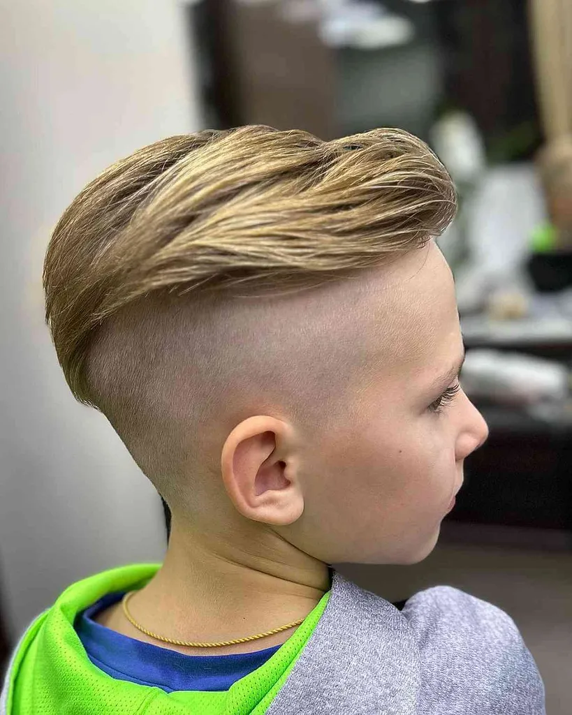 103 coupes de cheveux pour garçons les plus cool pour l’école en 2026' title=