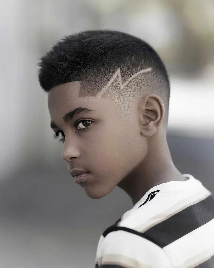 103 coupes de cheveux pour garçons les plus cool pour l’école en 2026' title=