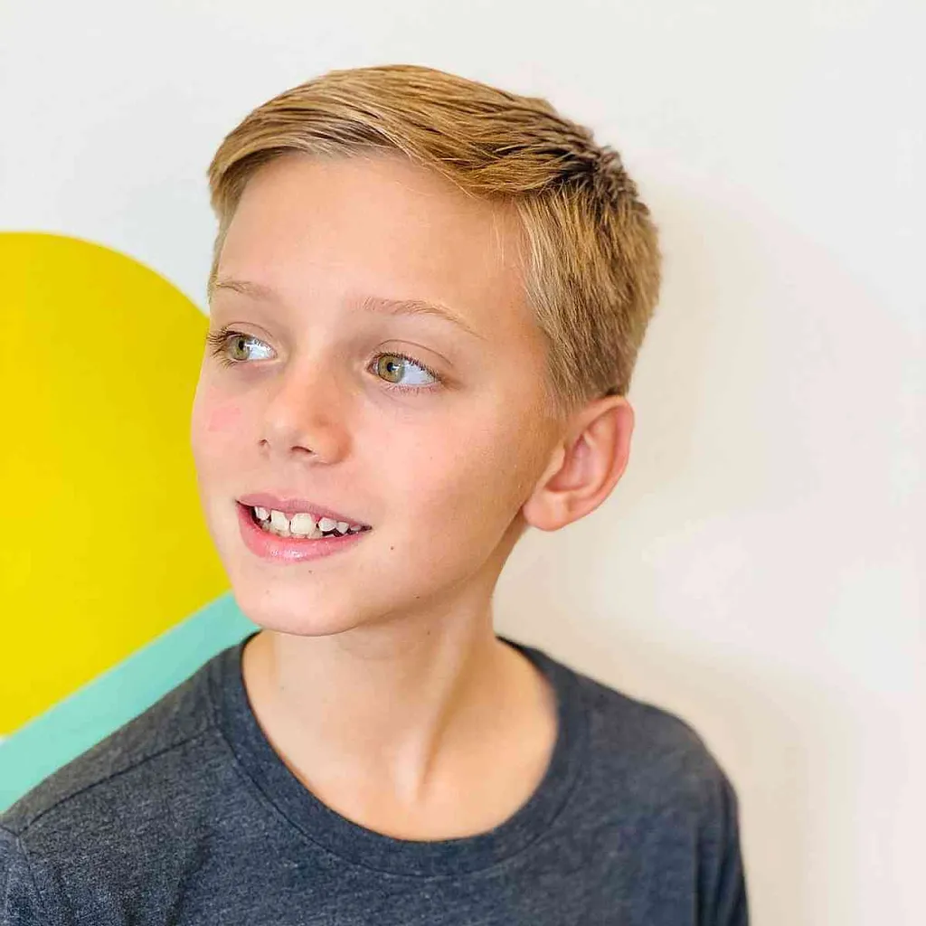 103 coupes de cheveux pour garçons les plus cool pour l’école en 2026' title=