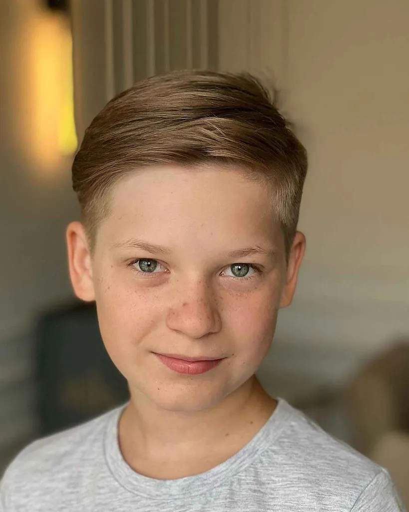 103 coupes de cheveux pour garçons les plus cool pour l’école en 2026' title=