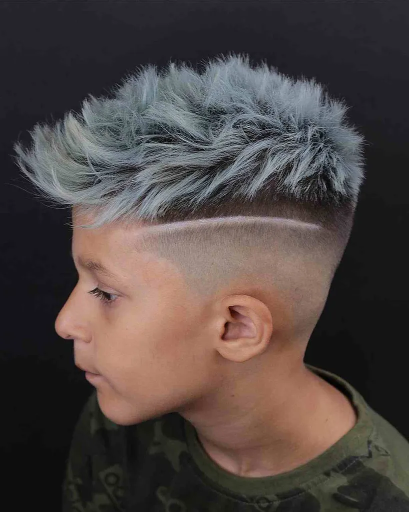 103 coupes de cheveux pour garçons les plus cool pour l’école en 2026' title=