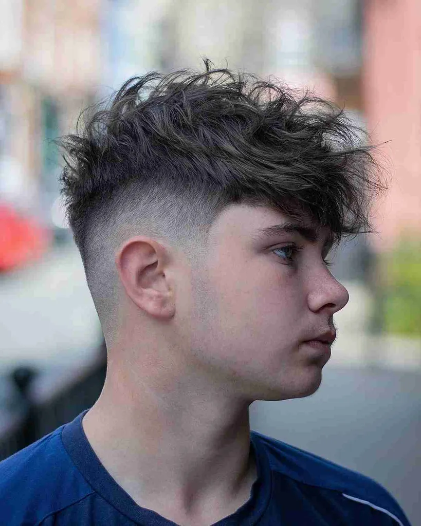 103 coupes de cheveux pour garçons les plus cool pour l’école en 2026' title=