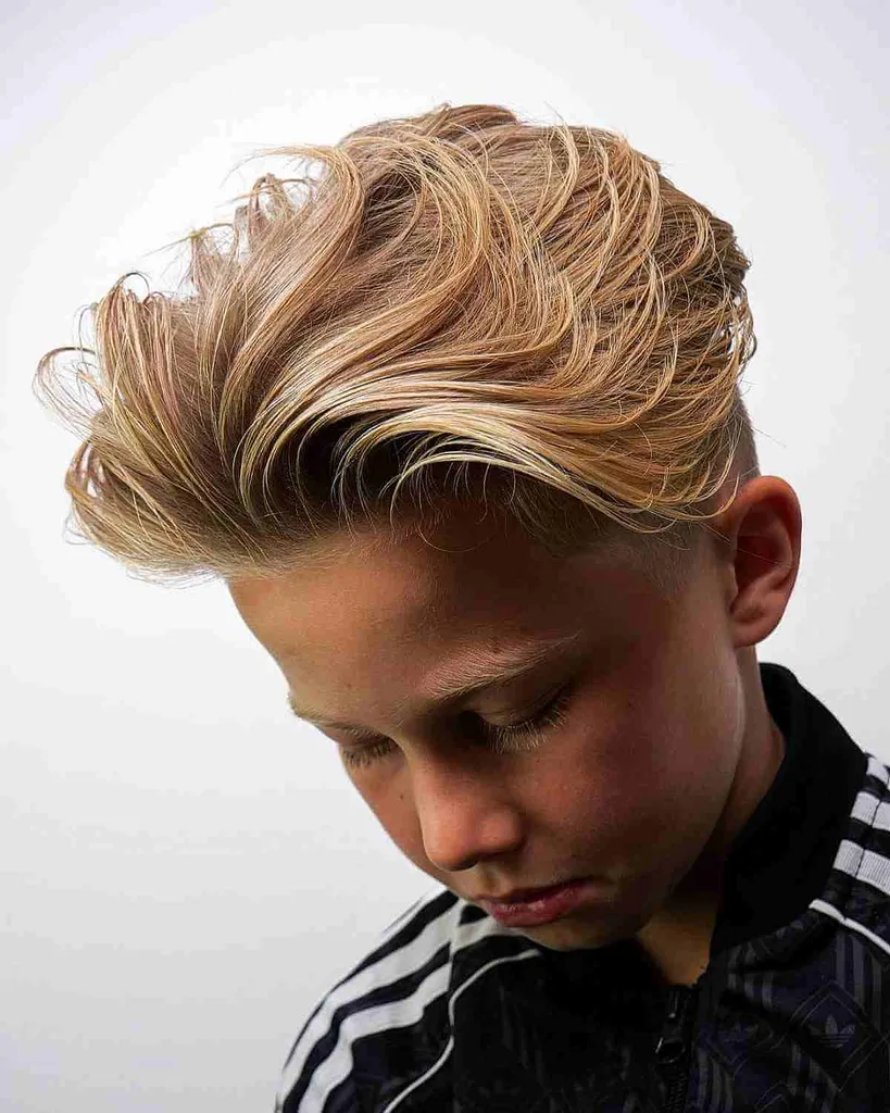 103 coupes de cheveux pour garçons les plus cool pour l’école en 2026' title=