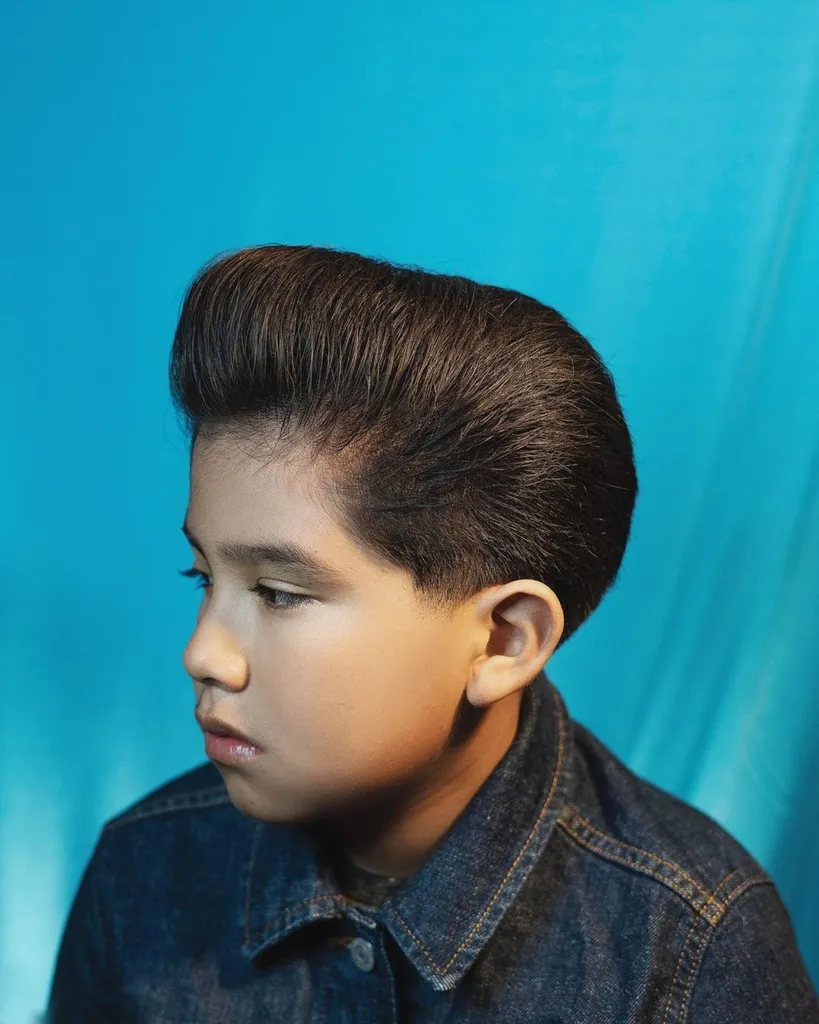 103 coupes de cheveux pour garçons les plus cool pour l’école en 2026' title=