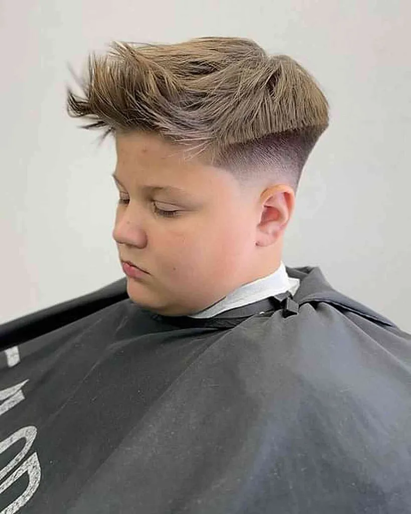 Quiff haut avec une coupe nette pour les petits garçons' title=