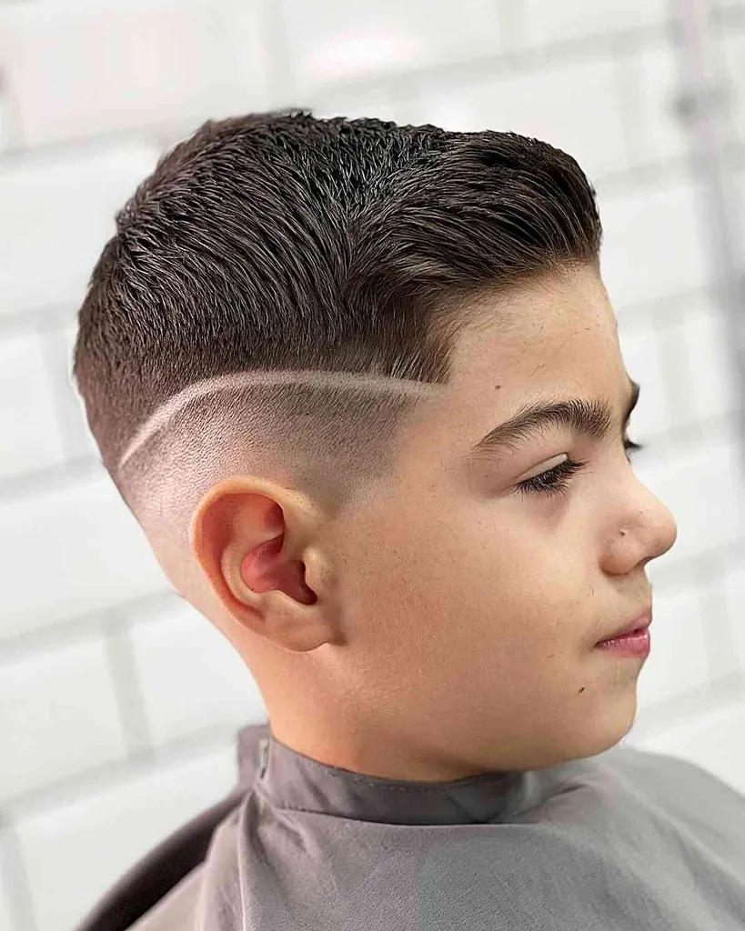 103 coupes de cheveux pour garçons les plus cool pour l’école en 2026' title=