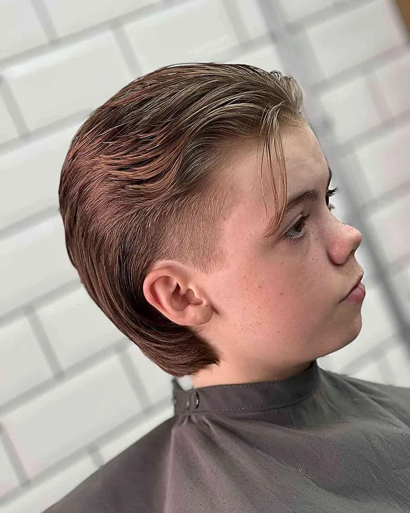 103 coupes de cheveux pour garçons les plus cool pour l’école en 2026' title=