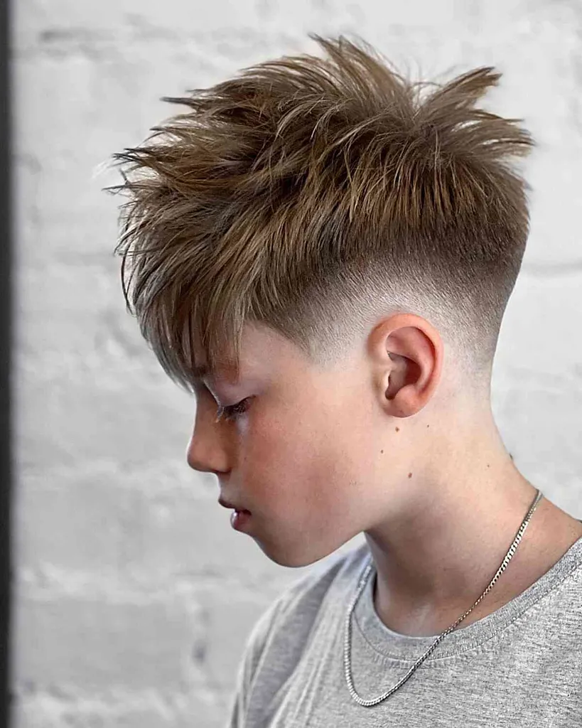 103 coupes de cheveux pour garçons les plus cool pour l’école en 2026' title=