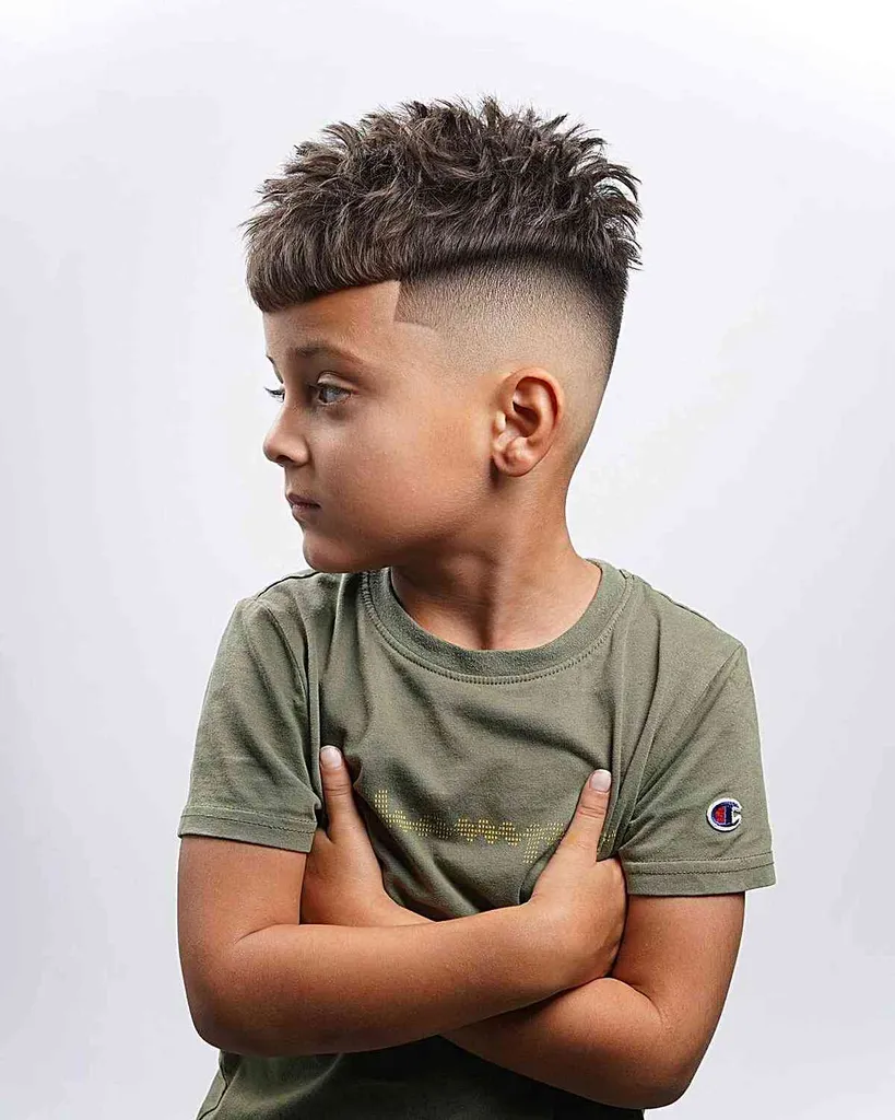 103 coupes de cheveux pour garçons les plus cool pour l’école en 2026' title=