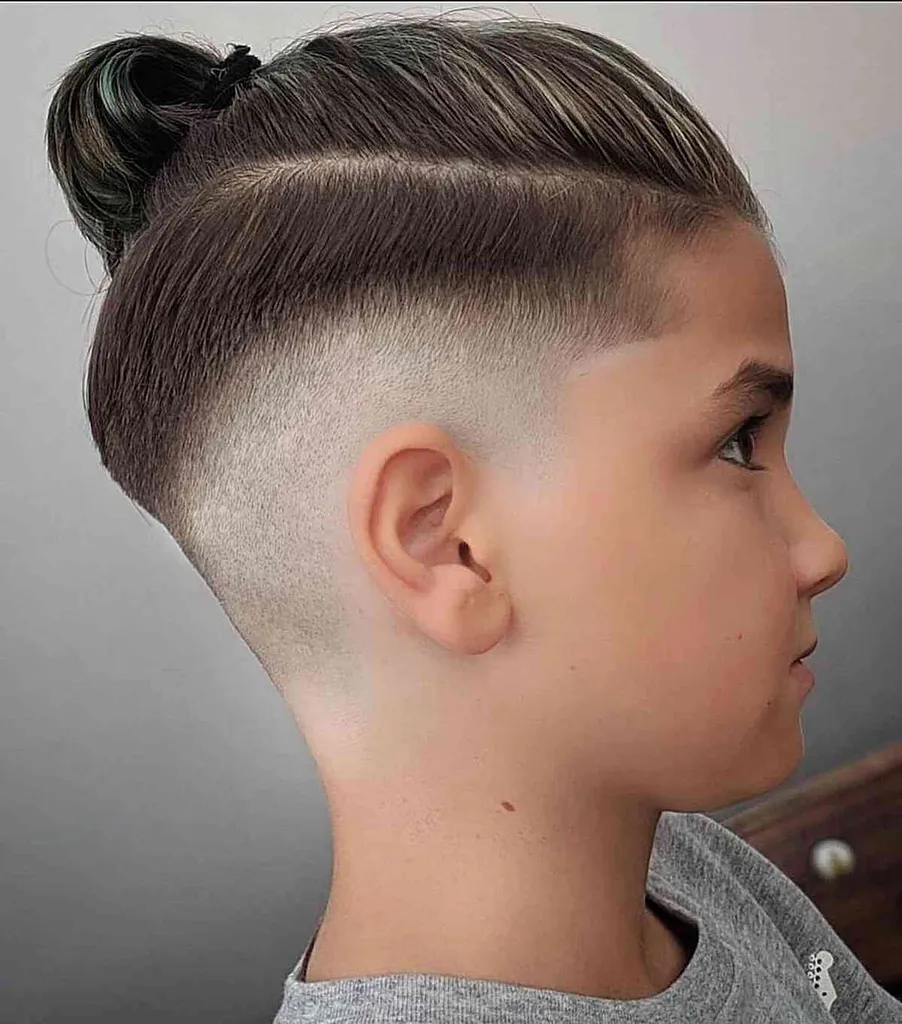 Fondu en forme de V pour les petits gars aux cheveux épais' title=