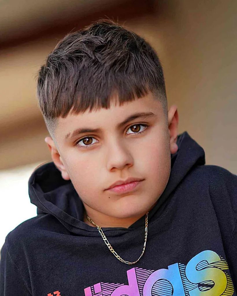 Skin Fade & Undercut pour les petits garçons aux cheveux courts et au visage doux' title=