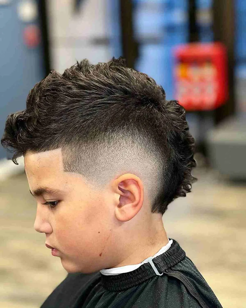 103 coupes de cheveux pour garçons les plus cool pour l’école en 2026' title=